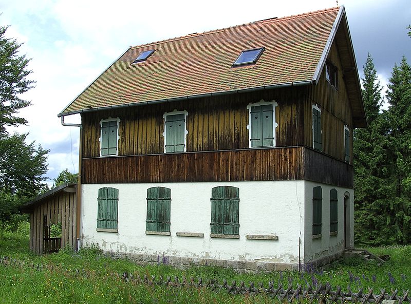 08 ehemaliges_schulgebude_von_leopoldsreut